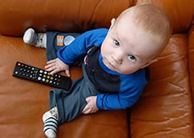 Having the TV on Disrupts Toddlers From Normal Play